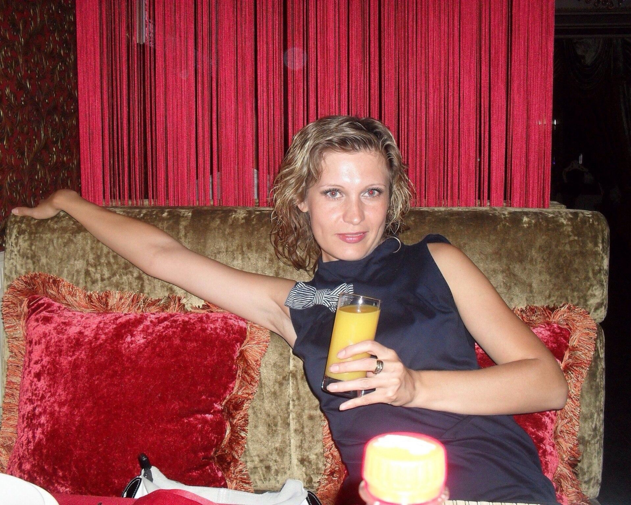 блондинка, взгляд, красивая, пьёт коктейль