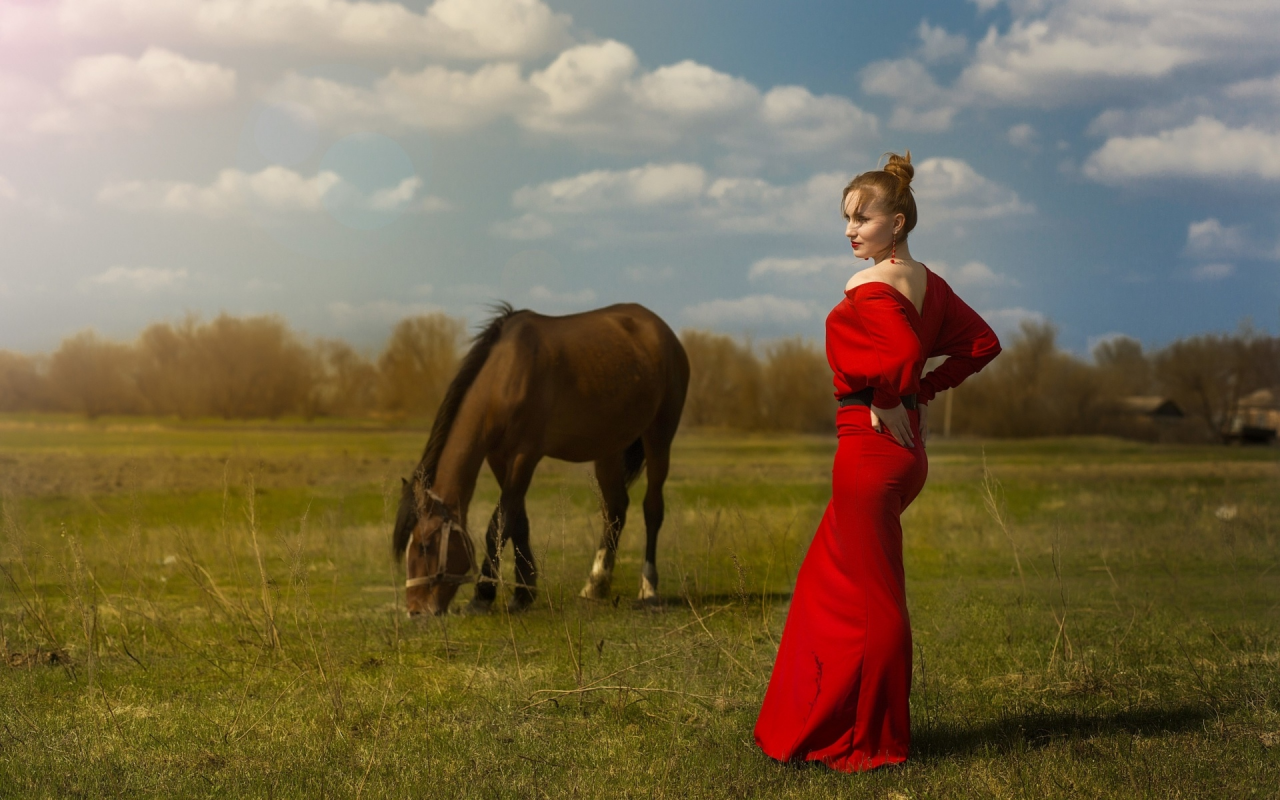девушка, модель, позирует в красном платье, на природе
