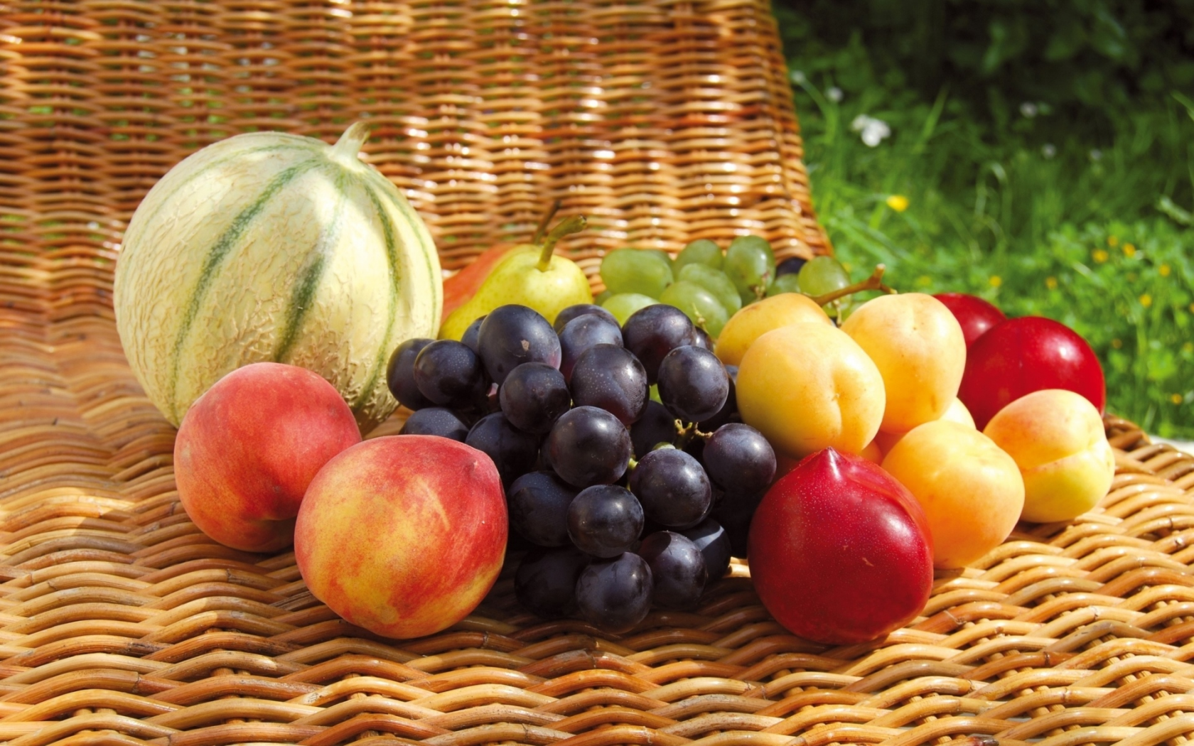 персики, фрукты, виноград