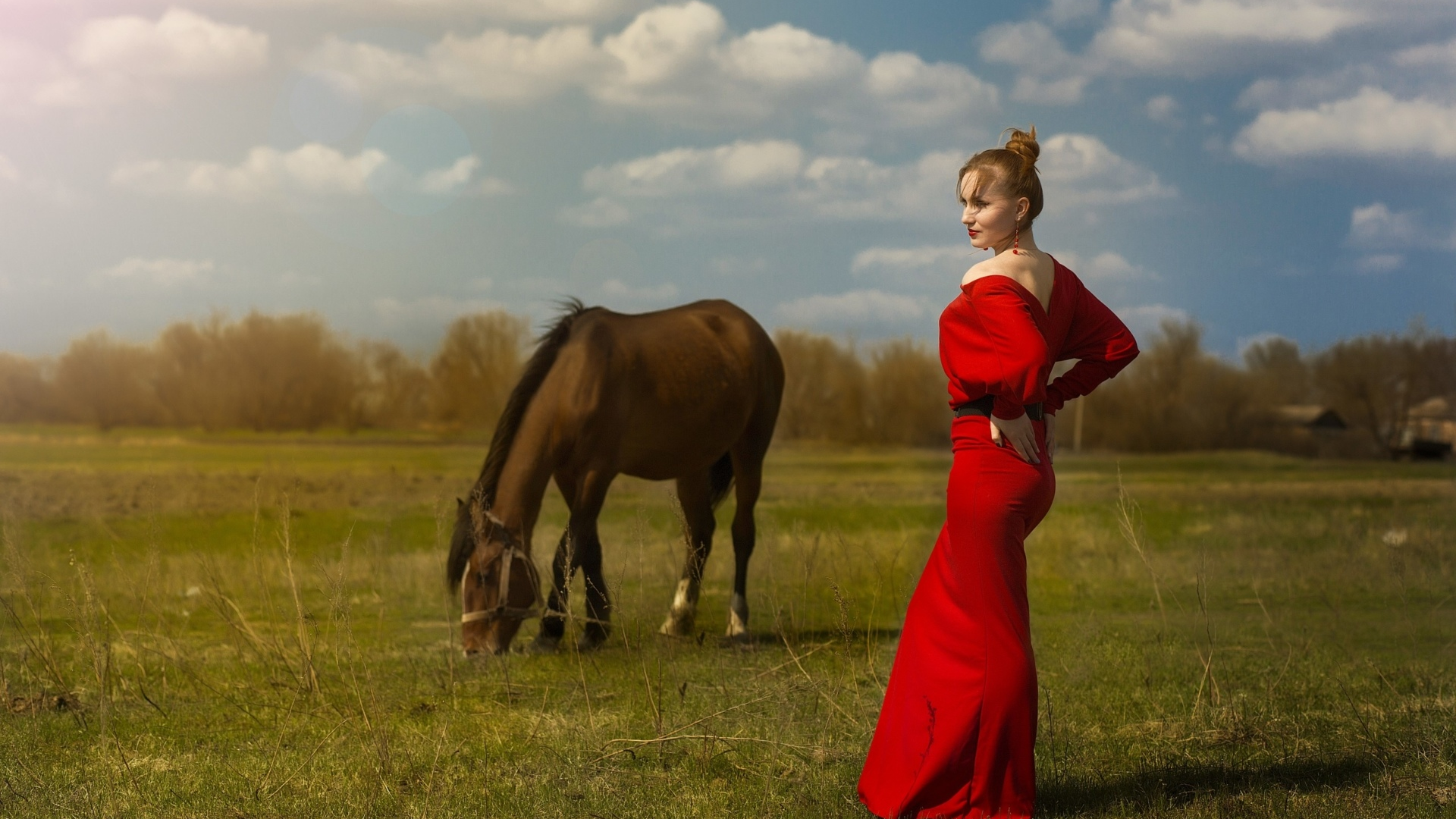 девушка, модель, позирует в красном платье, на природе