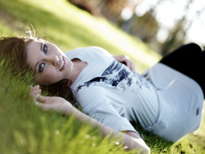 девушка, красивая, лежит на траве, улыбается