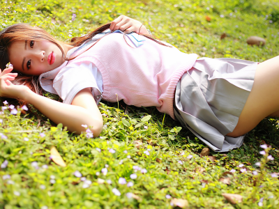 девушка, азиатка, лежит на траве
