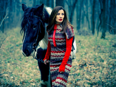 брюнетка, красивая девушка, на природе, с лошадью
