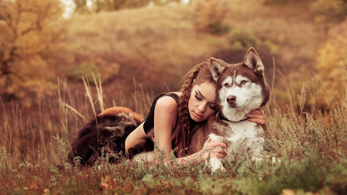 девушка, красивая, лежит на природе, с собакой