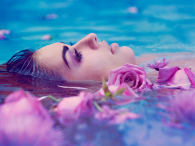 девушка, лежит в воде, цветы