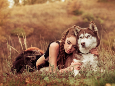 девушка, красивая, лежит на природе, с собакой
