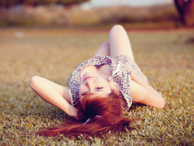 девушка, рыжая, лежит на траве