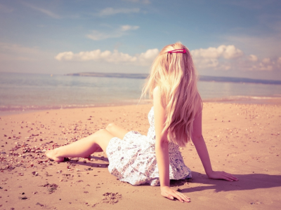 блондинка, сидит на песке, пляж