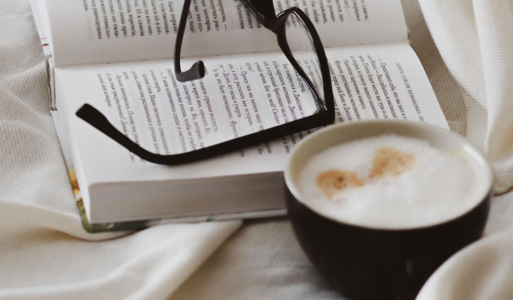 кофе, очки, книга