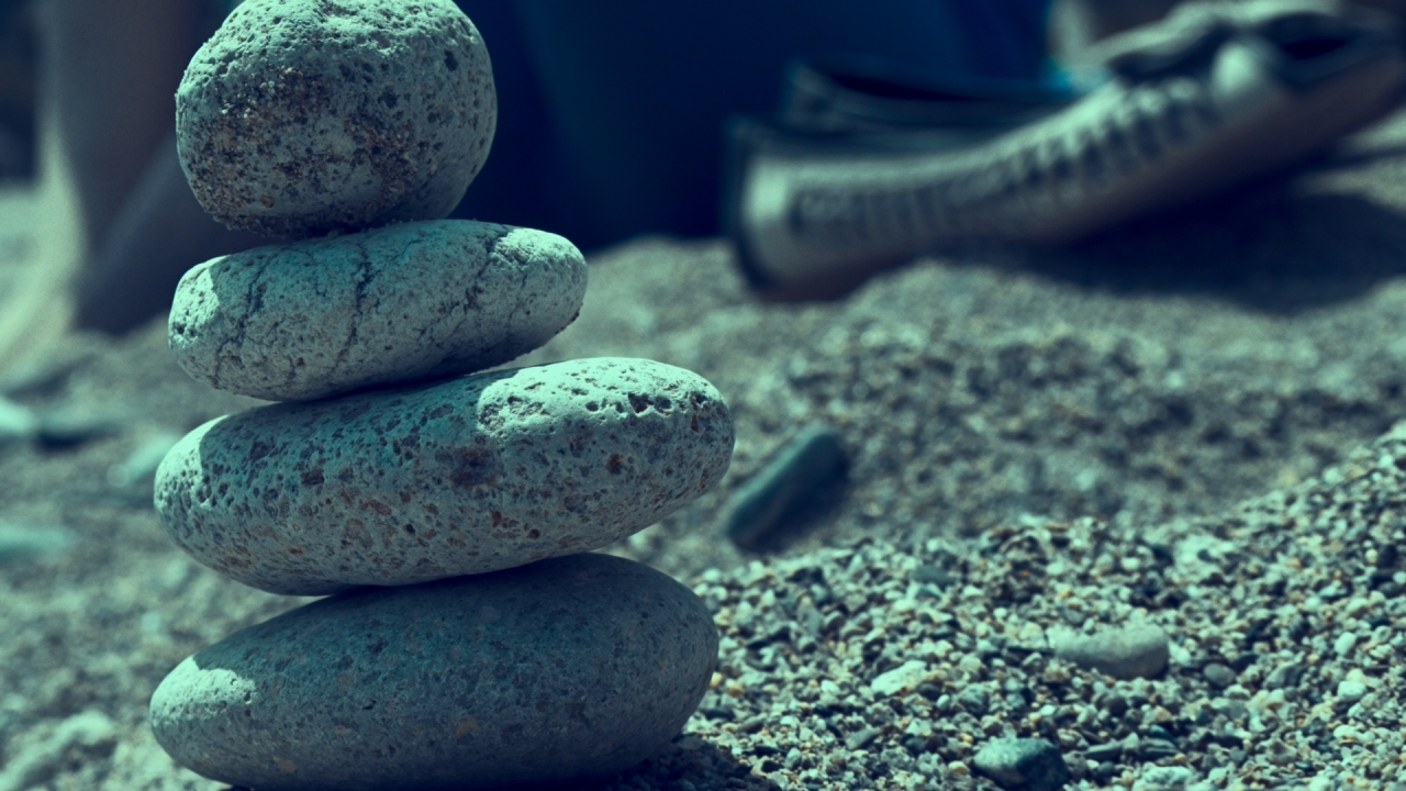 камни, стопка, на песке