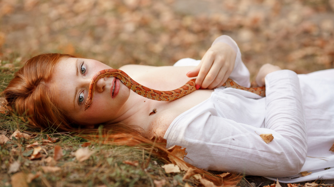 девушка рыжая, взгляд, змея на лице