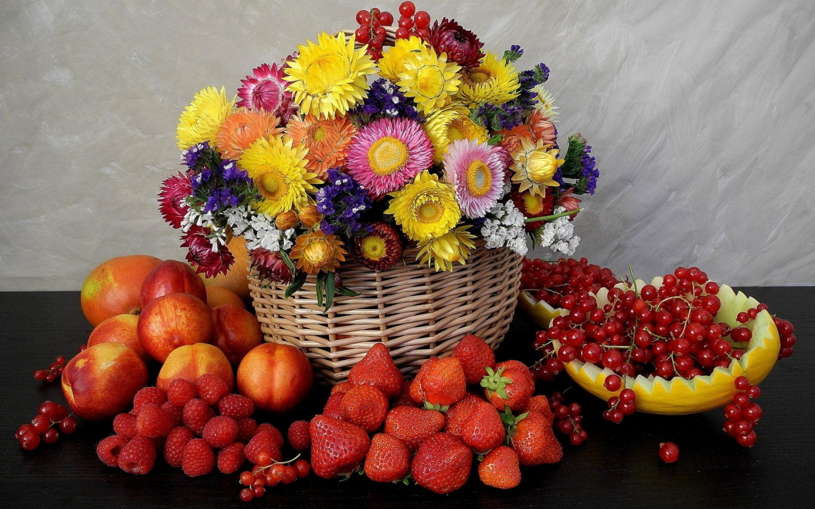 фрукты, ягоды, цветы в корзине