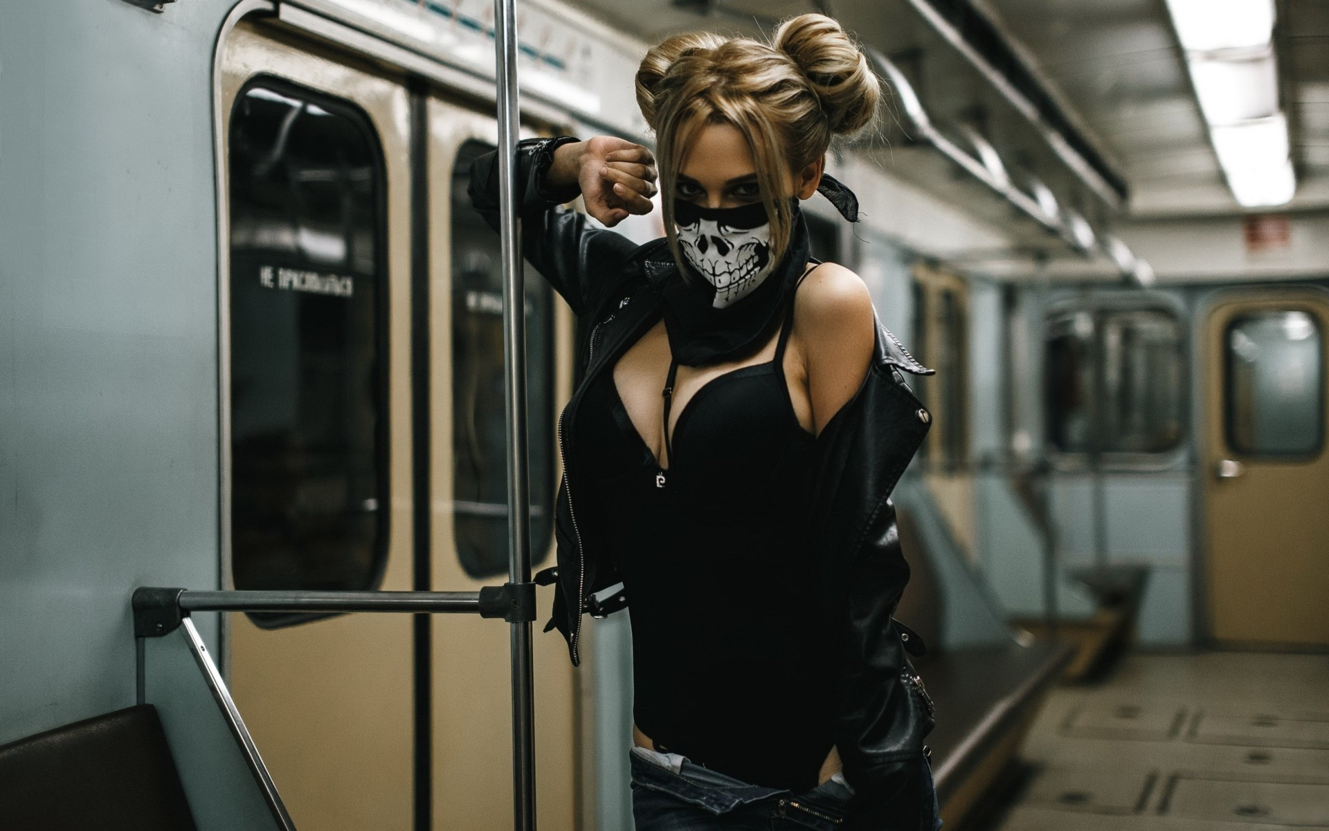 девушка, в вагоне метро