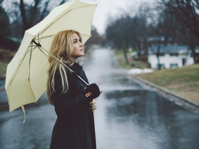 блондинка, красивая, на улице, с зонтом