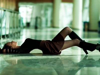 девушка, красивая, лежит на полу