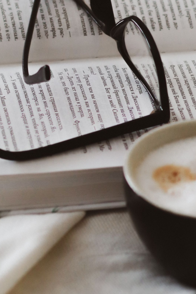 кофе, очки, книга