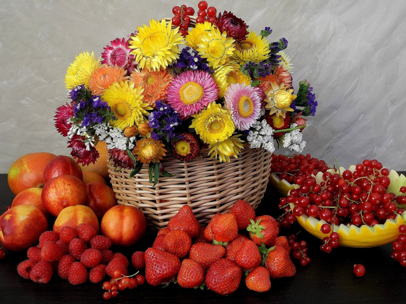фрукты, ягоды, цветы в корзине