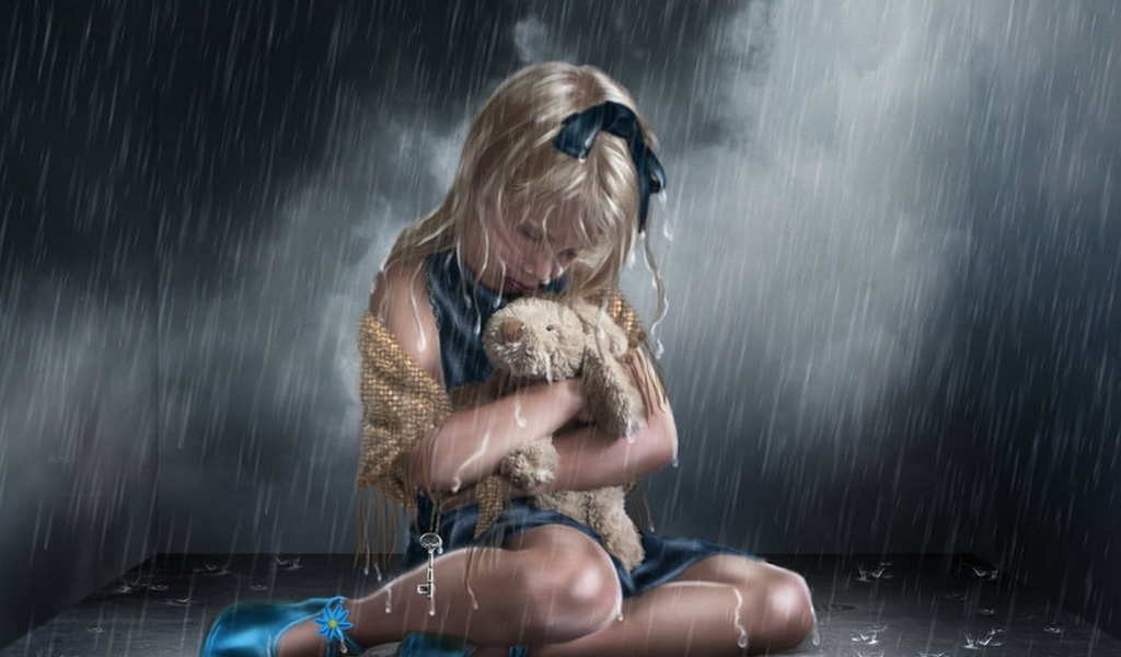 девочка с игрушкой, под дождем
