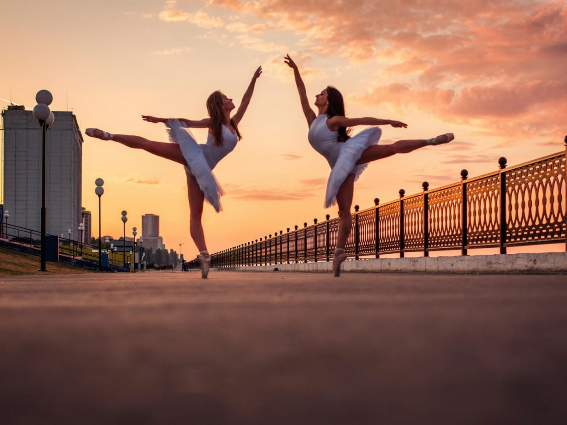 девушки, балерины, танцуют на улице