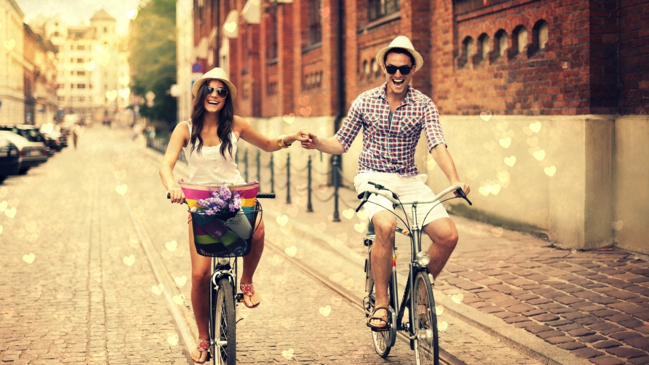 девушка, с парнем, катаются на велосипедах