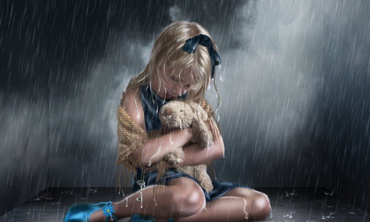 девочка с игрушкой, под дождем