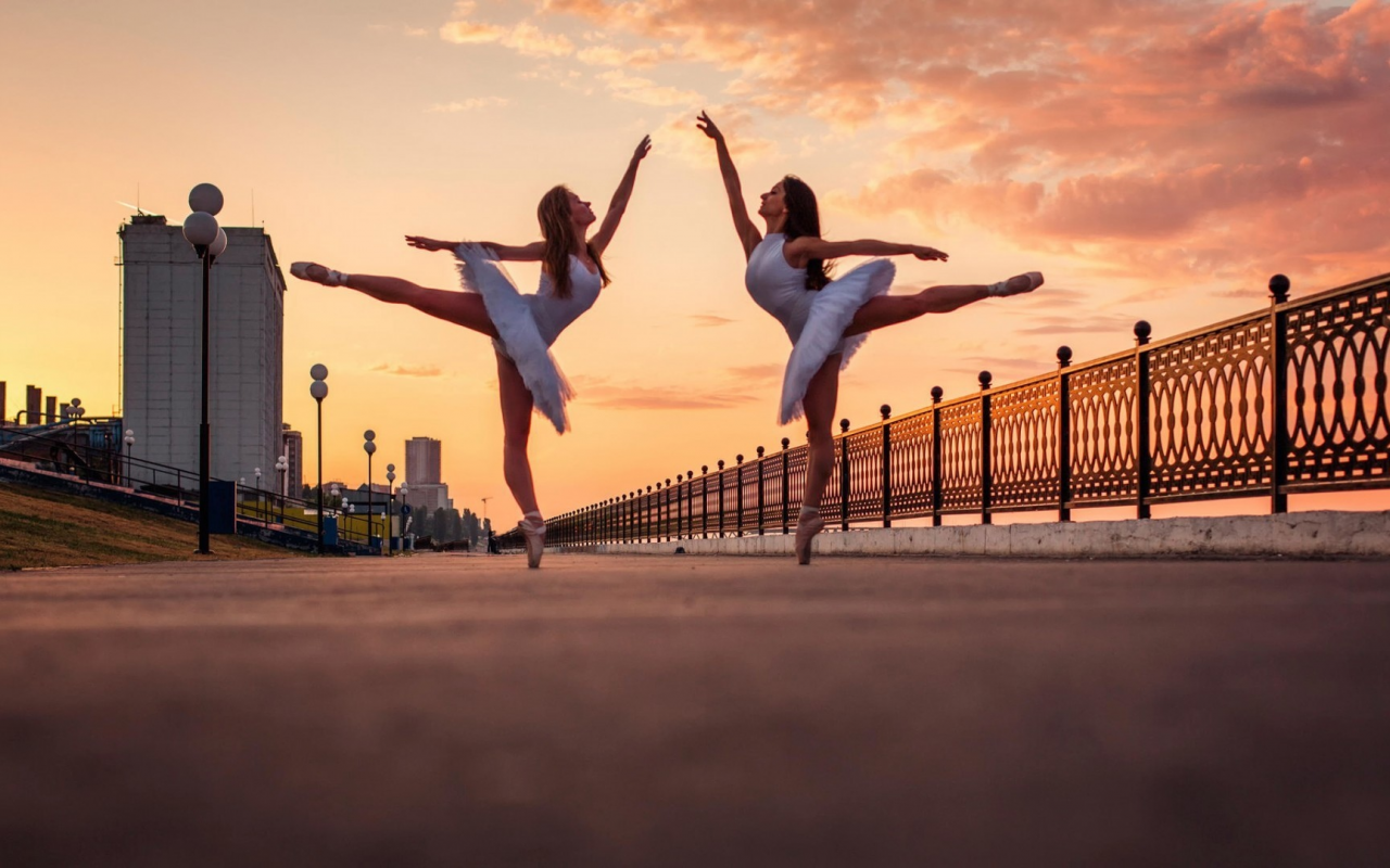 девушки, балерины, танцуют на улице