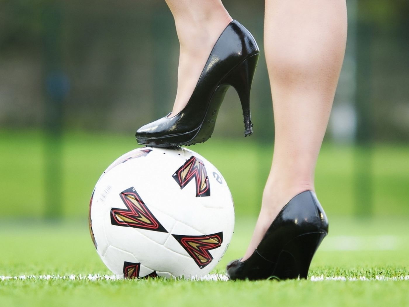газон, футбольный мяч, девушка в туфлях