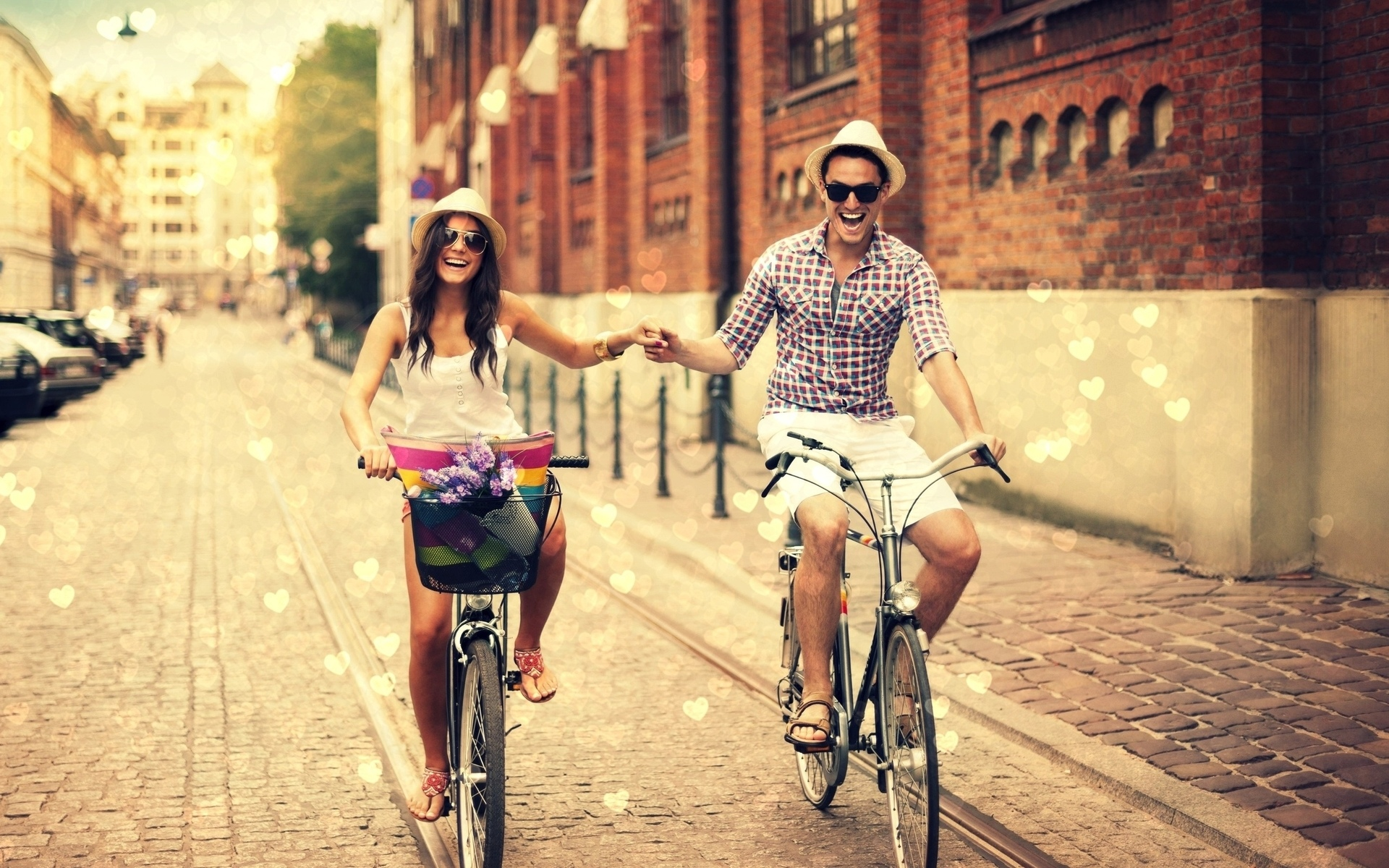 девушка, с парнем, катаются на велосипедах