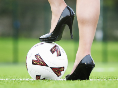 газон, футбольный мяч, девушка в туфлях