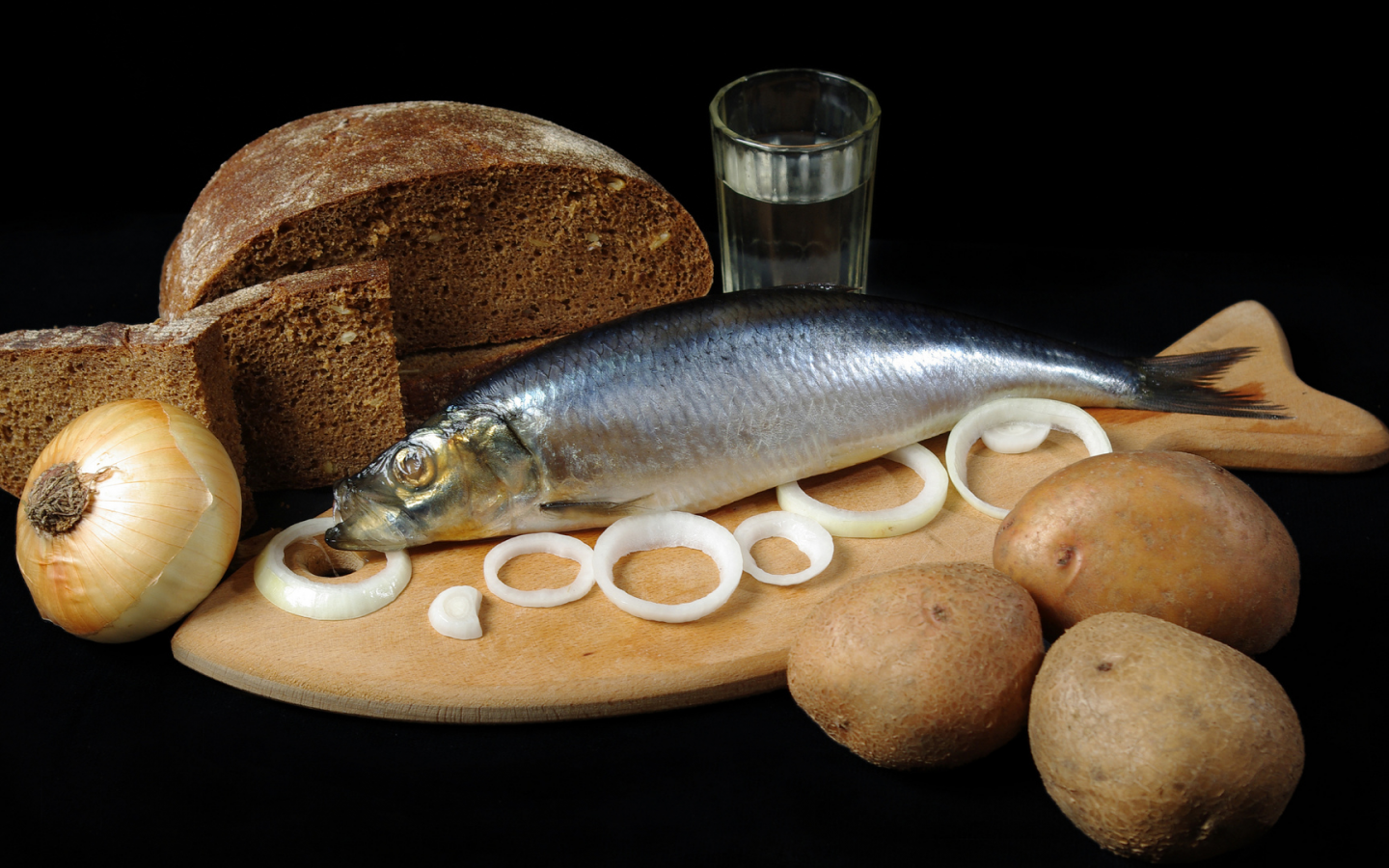 седёдка, картошка, лук, хлеб, стопка, водка, рыба