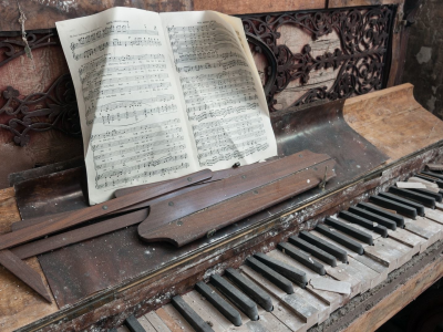 пианино старое, ноты
