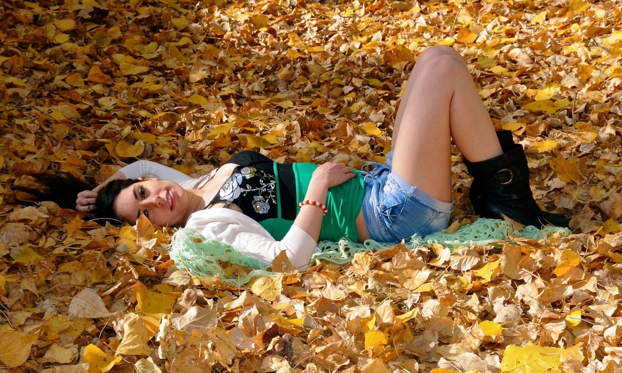 девушка, лежит в листьях, осень