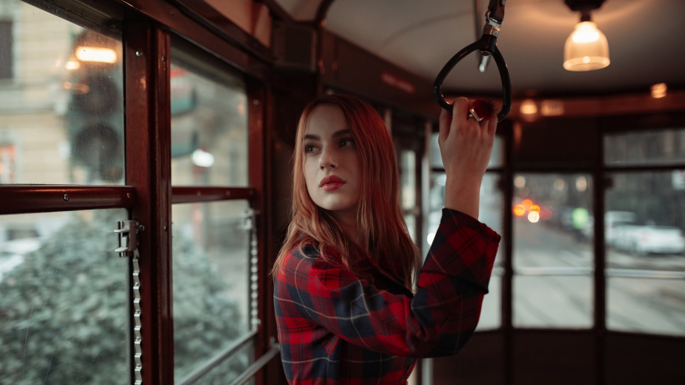девушка, красивая, едет в трамвае