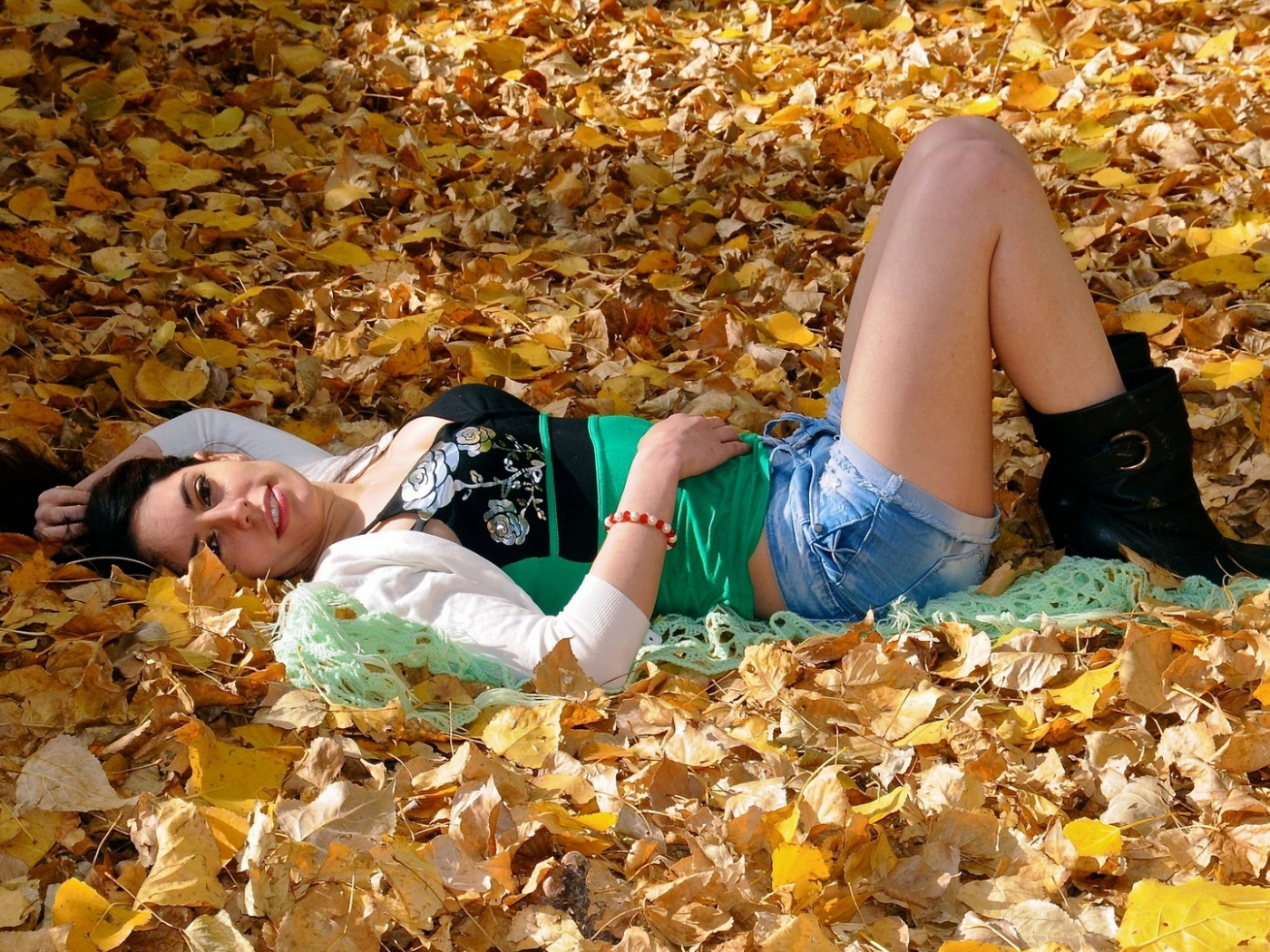 девушка, лежит в листьях, осень