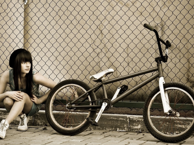 девушка, красивая, сидит у велосипеда
