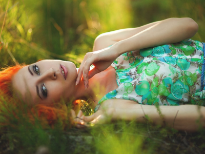 девушка рыжая, взгляд, лежит на траве