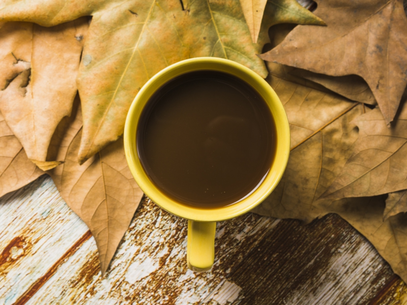 кружка кофе, листья жёлтые