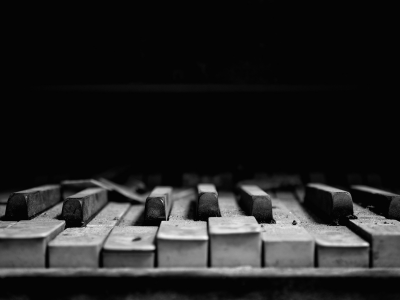 клавиши пианино, пыль