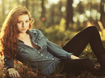 девушка, взгляд, сидит на траве