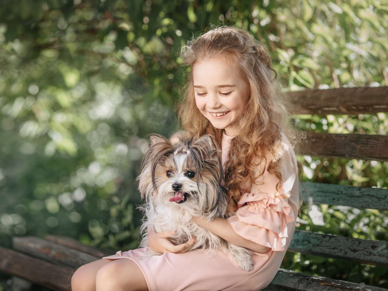 девочка маленькая, с собакой, улыбается