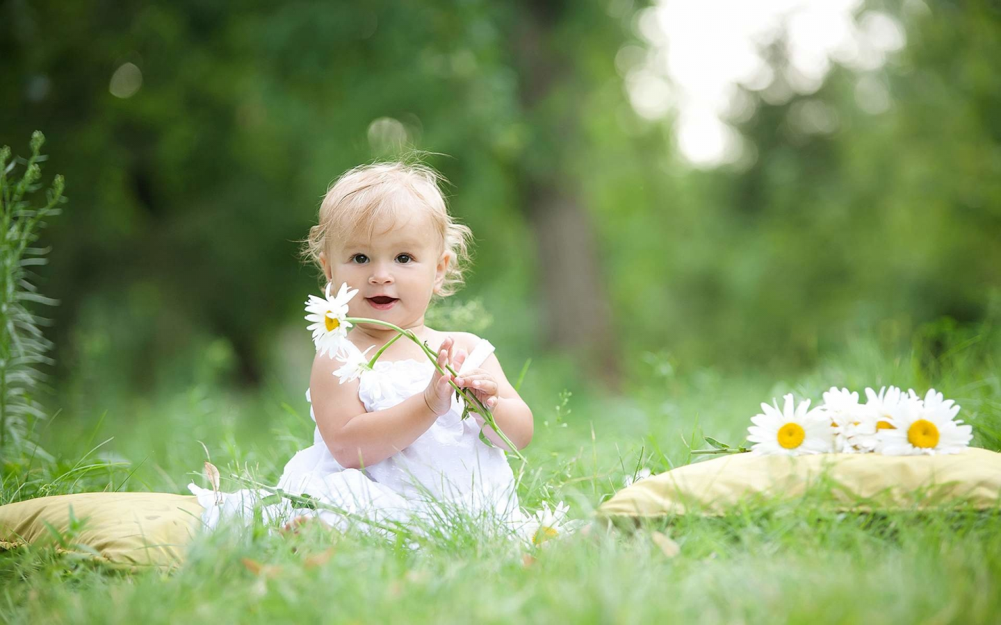 девочка, маленькая, на природе, цветы
