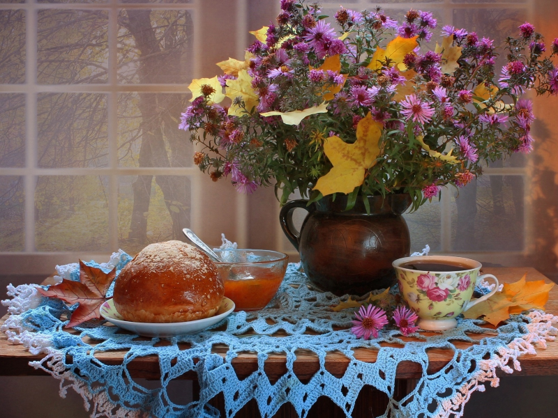чай, булочка, варенье, цветы в вазе