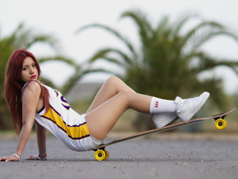 девушка, взгляд, сидит на скейте