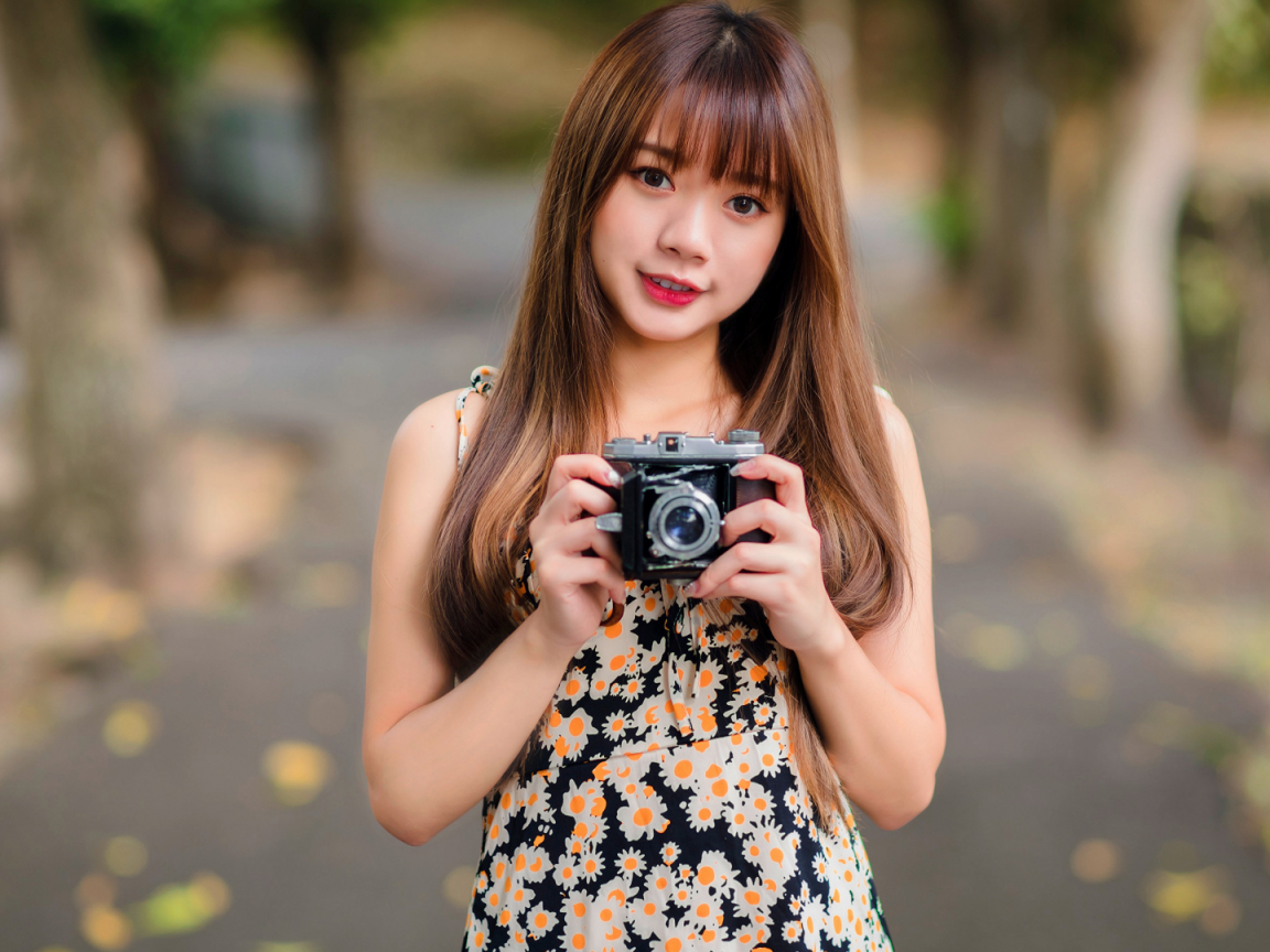 девушка, азиатка, взгляд, фотоаппарат в руках