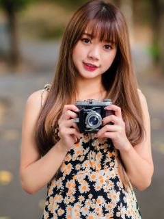девушка, азиатка, взгляд, фотоаппарат в руках