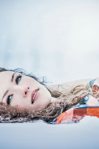 девушка, взгляд, лежит в снегу