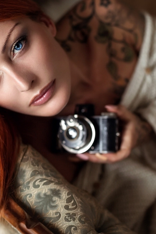 девушка рыжая, взгляд, фотоаппарат в руке
