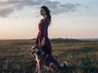 девушка с собакой, на природе, в поле