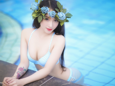 девушка азиатка, взгляд, в купальнике, в бассейне