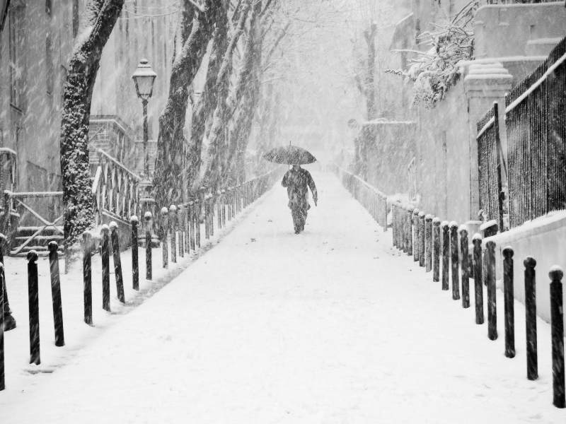 город, улица, зима, снег, прохожий с зонтиком